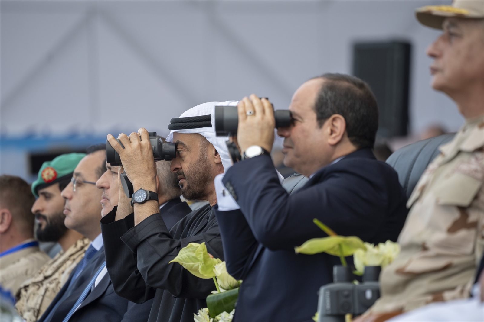 الرئيس السيسي وولي عهد ابوظبي يرقبان مناورة قادر 2020