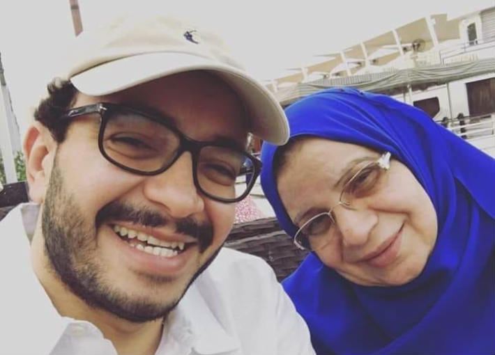 حسام داغر مع والدته 