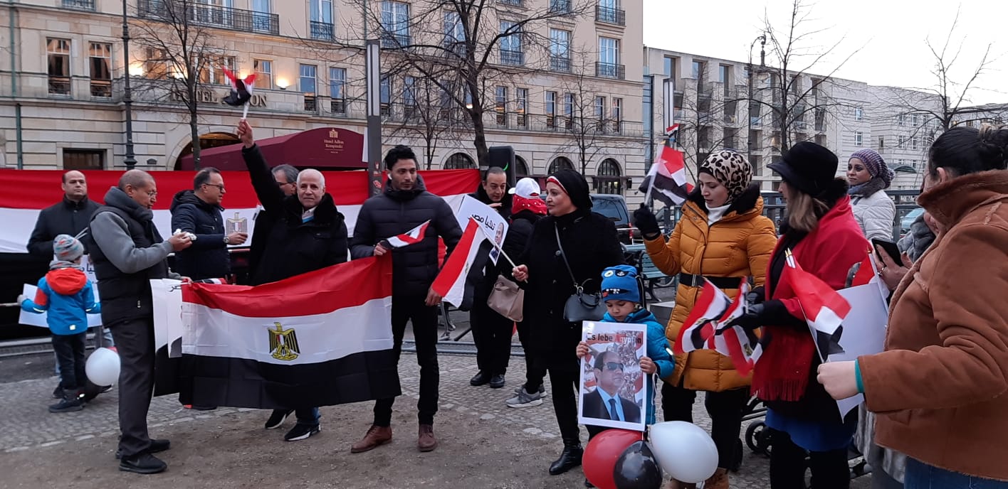 الجالية المصرية بألمانيا تستقبل الرئيس السيسى الجالية المصرية بألمانيا تستقبل الرئيس السيسى