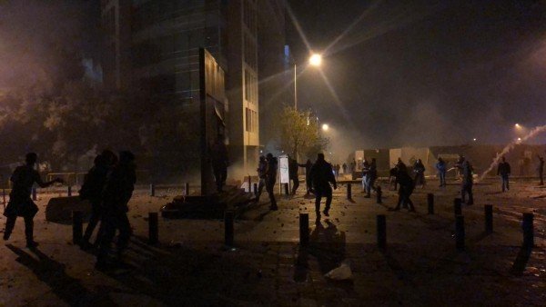 معارك بين الشرطة والمتظاهرين