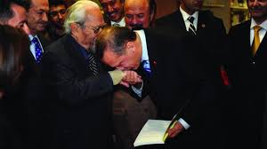  أردوغان أثناء تقبيل يد الماسوني