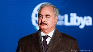خليفة حفتر يحمل آمال الليبيين على كتفه
