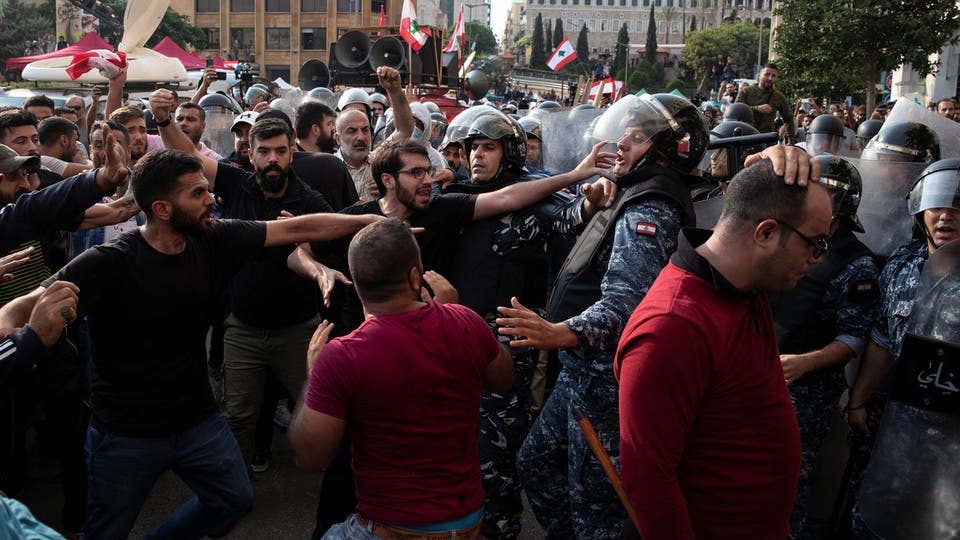  اشتباكات عنيفة بين قوات الأمن والمتظاهرين في لبنان