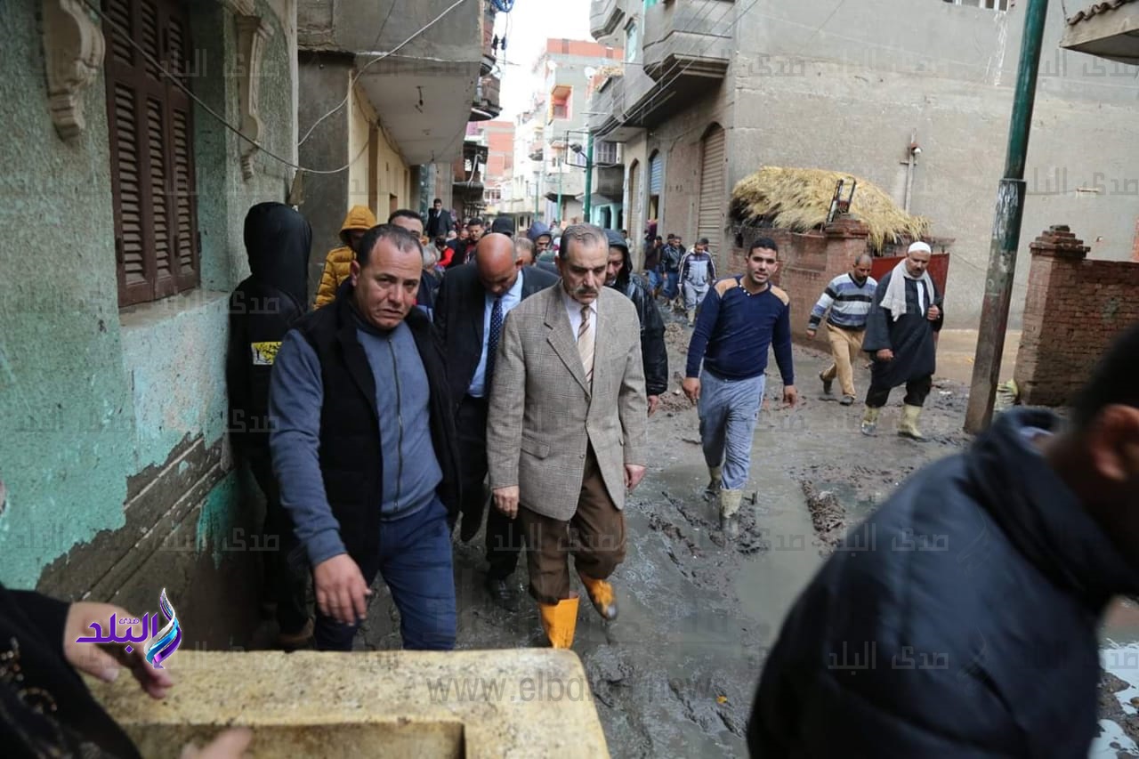 محافظ كفر الشيخ يتجول في شوارع قرية بدسوق مرتديًا "طرمبة" محافظ كفر الشيخ يتجول في شوارع قرية بدسوق مرتديًا "طرمبة"