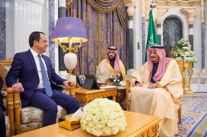 الملك سلمان يستقبل وزير خارجية قبرص