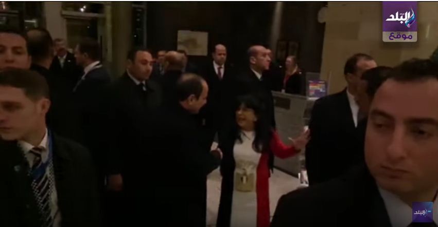  سيدة مصرية تستوقف الرئيس باكية في بريطانيا 