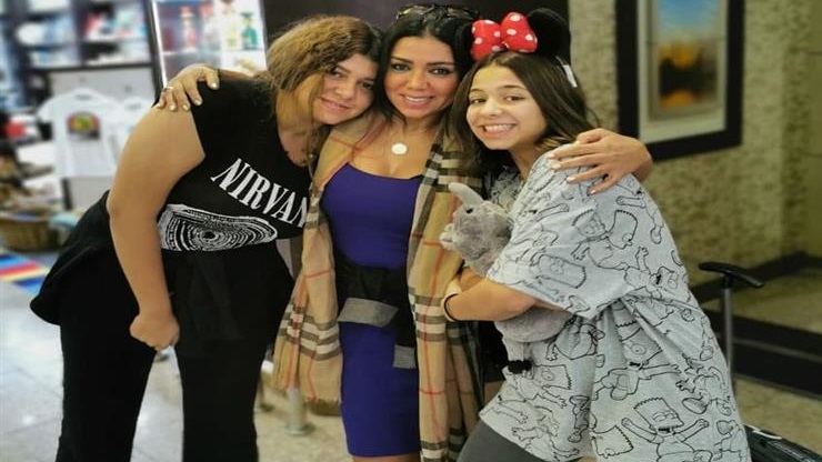 الفنانة رانيا يوسف مع بناتها