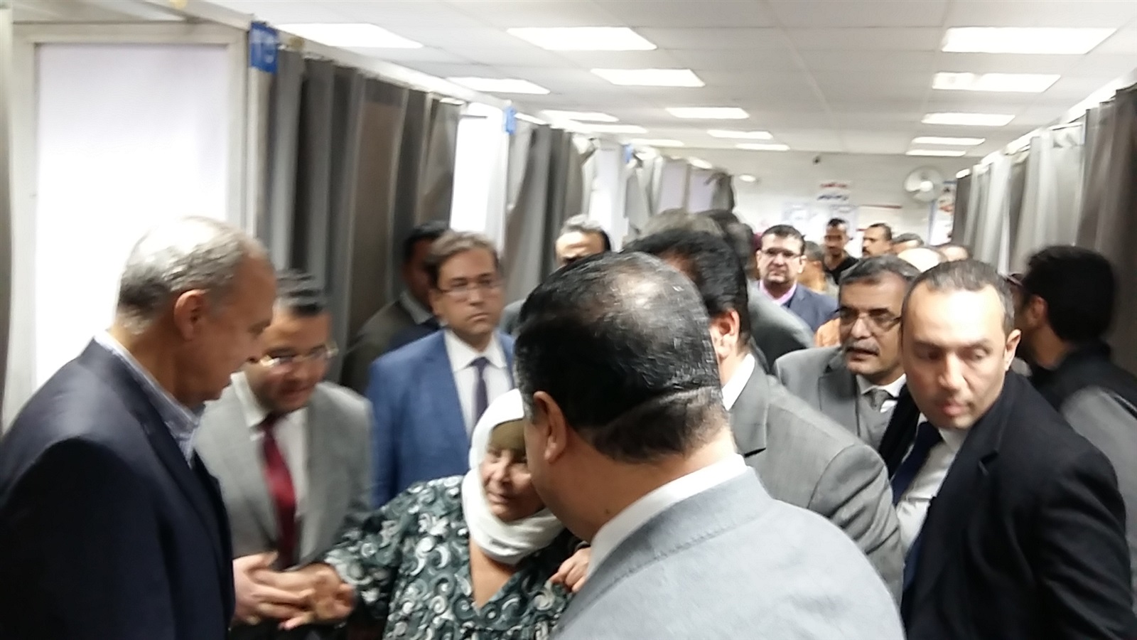وزير التعليم العالي يصطحب والدة مريضة مسنه خلال تفقده مستشفى