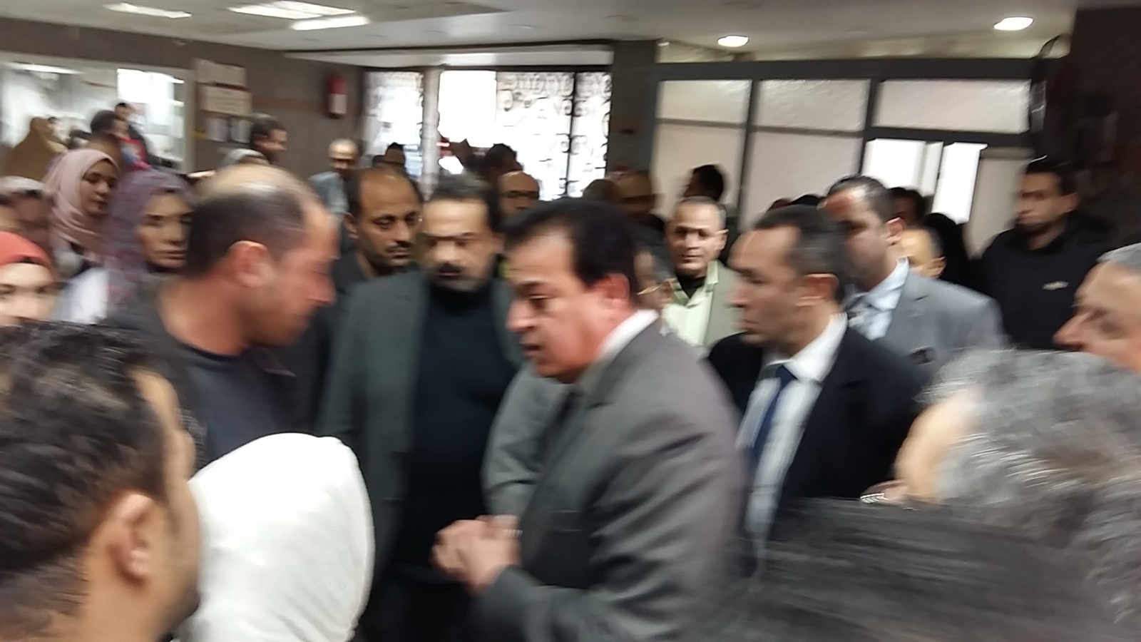  وزير التعليم العالي يأمر بقياس ضعط احدى المرضى