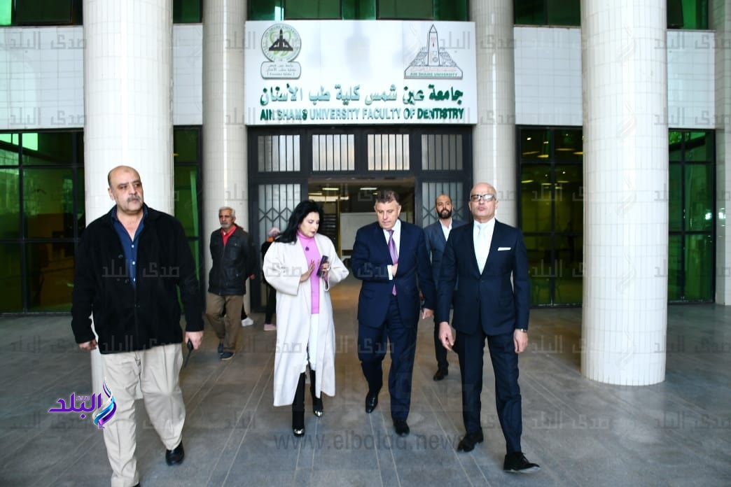 رئيس جامعة عين شمس يتفقد طب الاسنان