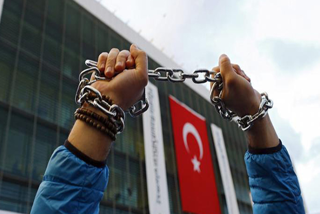 تركيا تكمم أفواه الصحفيين بقوانين الإرهاب