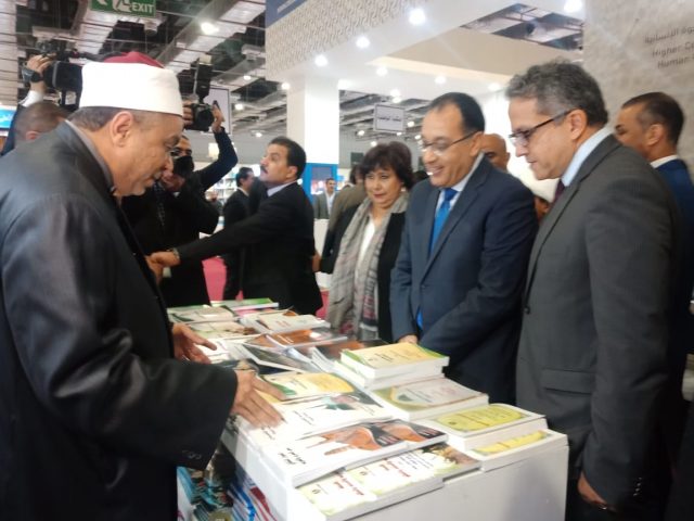 رئيس الوزراء في جناح الأوقاف بمعرض الكتاب
