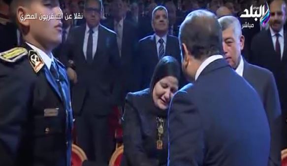  الرئيس السيسى يوجه رسالة طمأنة لزوجة الشهيد وائل طاحون