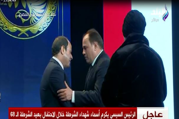 الرئيس عبد الفتاح السيسي واحد اقارب الشهيد