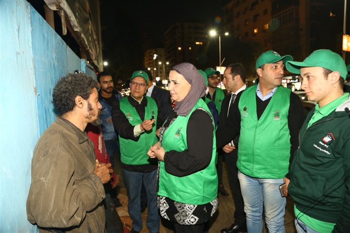 وزيرة التضامن تشارك فى حملة إنقاذ الأطفال والكبار