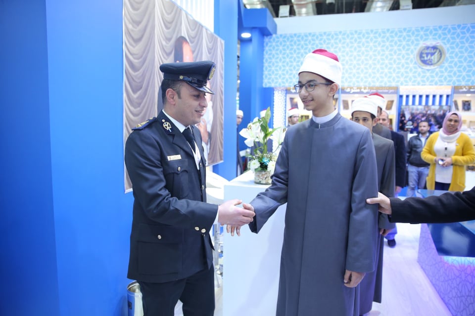 طلاب الأزهر يهنئون رجال الشرطة بعيدهم في معرض الكتاب