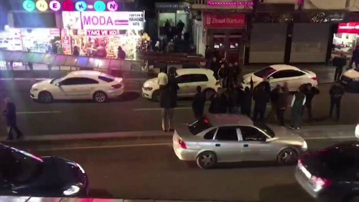 انهيار مبنى في تركيا جراء زلزال ألازيغ