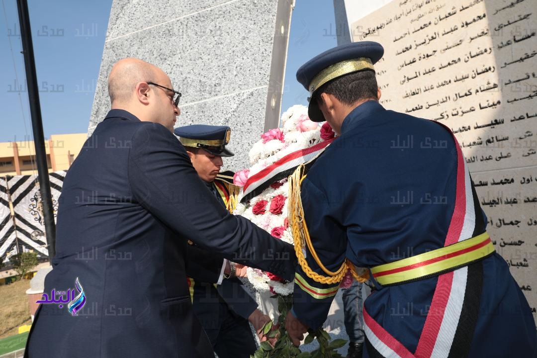 محافظ بني سويف يضع  أكاليل الزهور على النصب التذكاري