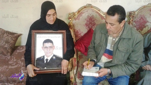 محرر صدى البلد مع زوجة الشهيد 