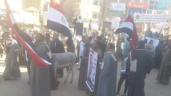 أهالى قوص بقنا يضعون صورة المقاول الهارب على حمار