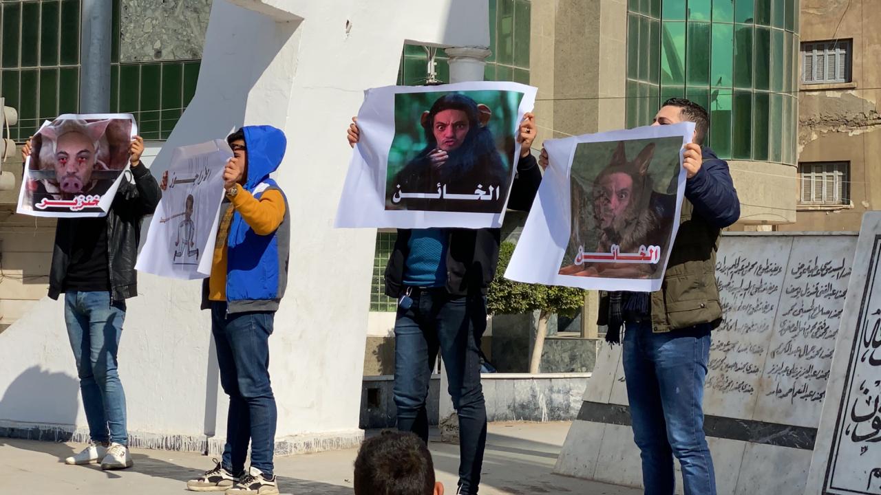 اهالى البحيرة ينظمون وقفة ضد المقاول الهارب محمد على