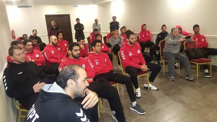 منتخب اليد أثاء جلسته مع وزير الرياضة 