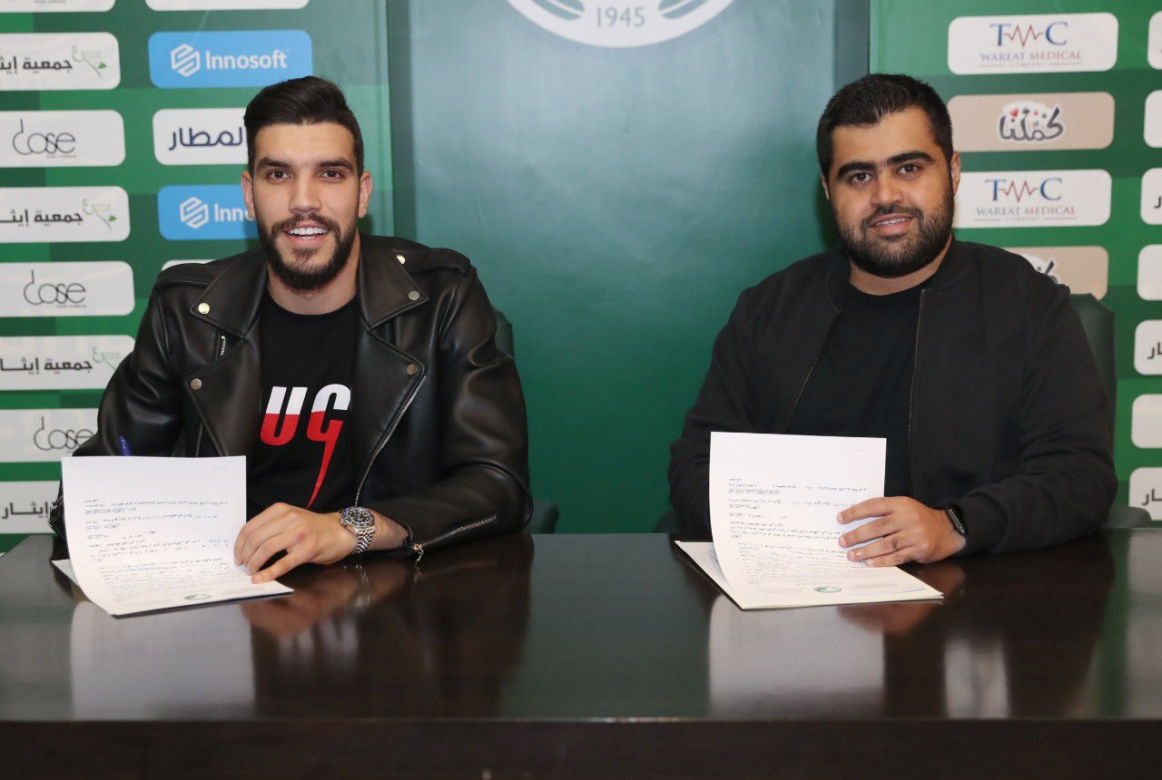 وليد أزارو لحظة توقيع عقود انتقاله للاتفاق