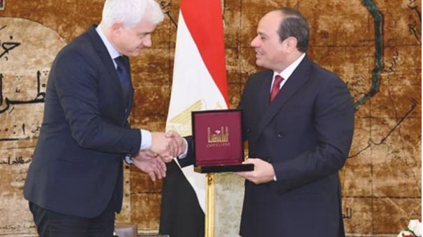 السيسي يحصل على وسام سان جورج