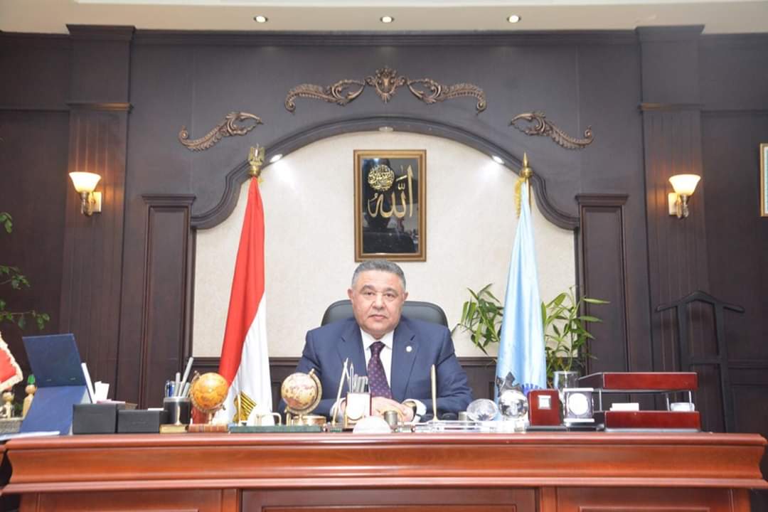 أول تعليق من محافظ البحر الأحمر بعد ظهور الجراد بـ حلايب