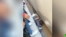مواطن مصري ينقذ نجله من الدهس