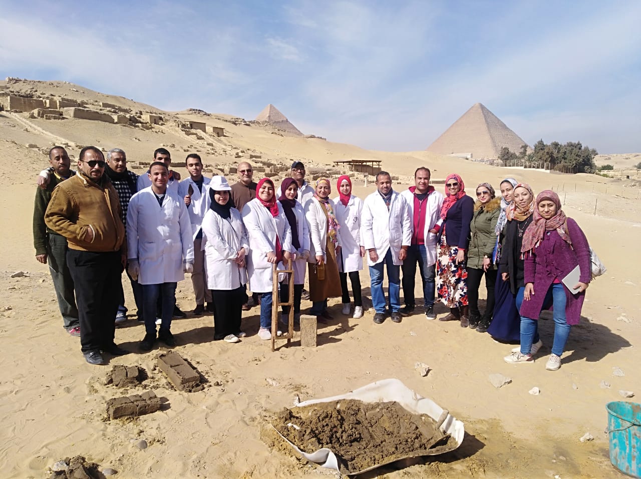 طلاب اثار الفيوم يقومون بترميم اطلال الطوب اللبن بالهرم