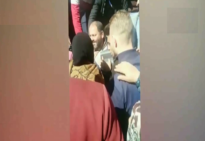 الأب الشجاع الذي انقذ ابنته من الدهس
