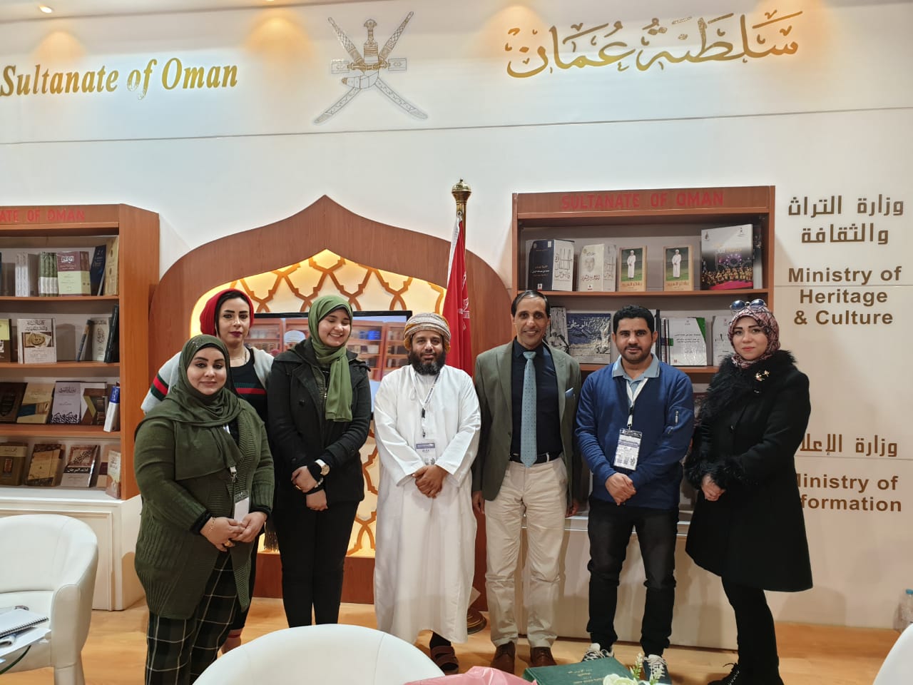 الملحق الإعلامي العماني خلال زيارته للمعرض