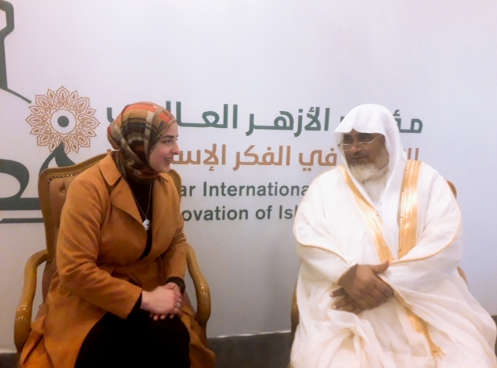 الدكتور الشريف حاتم بن عارف العوني مع محررة صدى البلد 