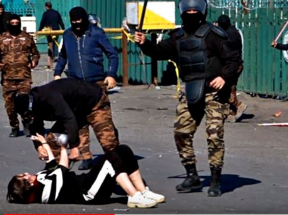 صورة تثير جدلًا لاعتداء قوات مكافحة الشغب على فتاة في العراق