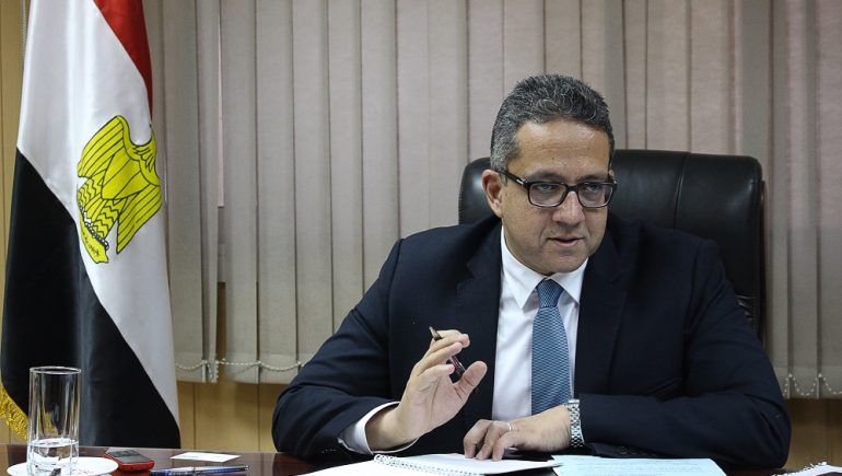 وزير الآثار