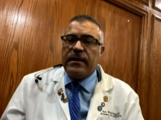 الدكتور حسام أمين رئيس قسم الحالات الحرجة بمستشفى نيويورك