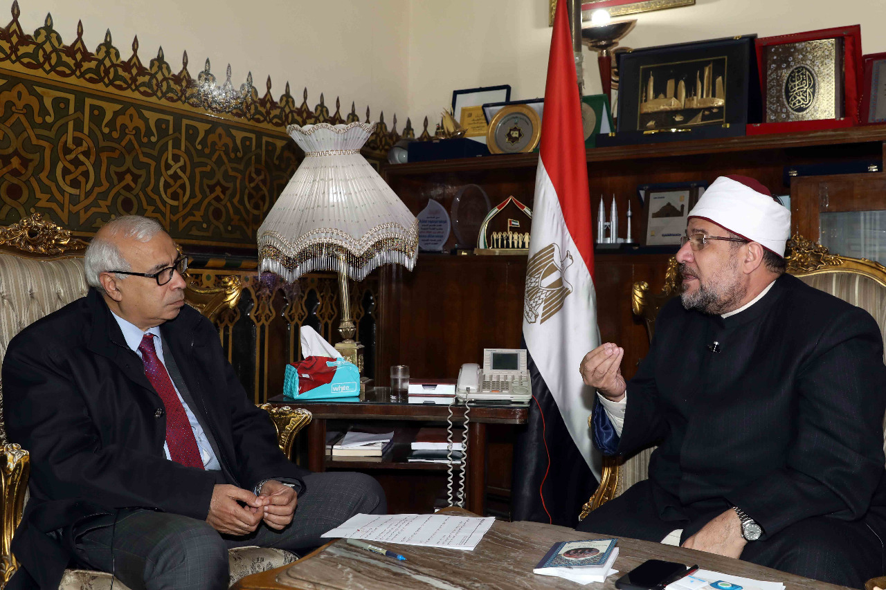 وزير الأوقاف مع الكاتب الصحي علي حسن 
