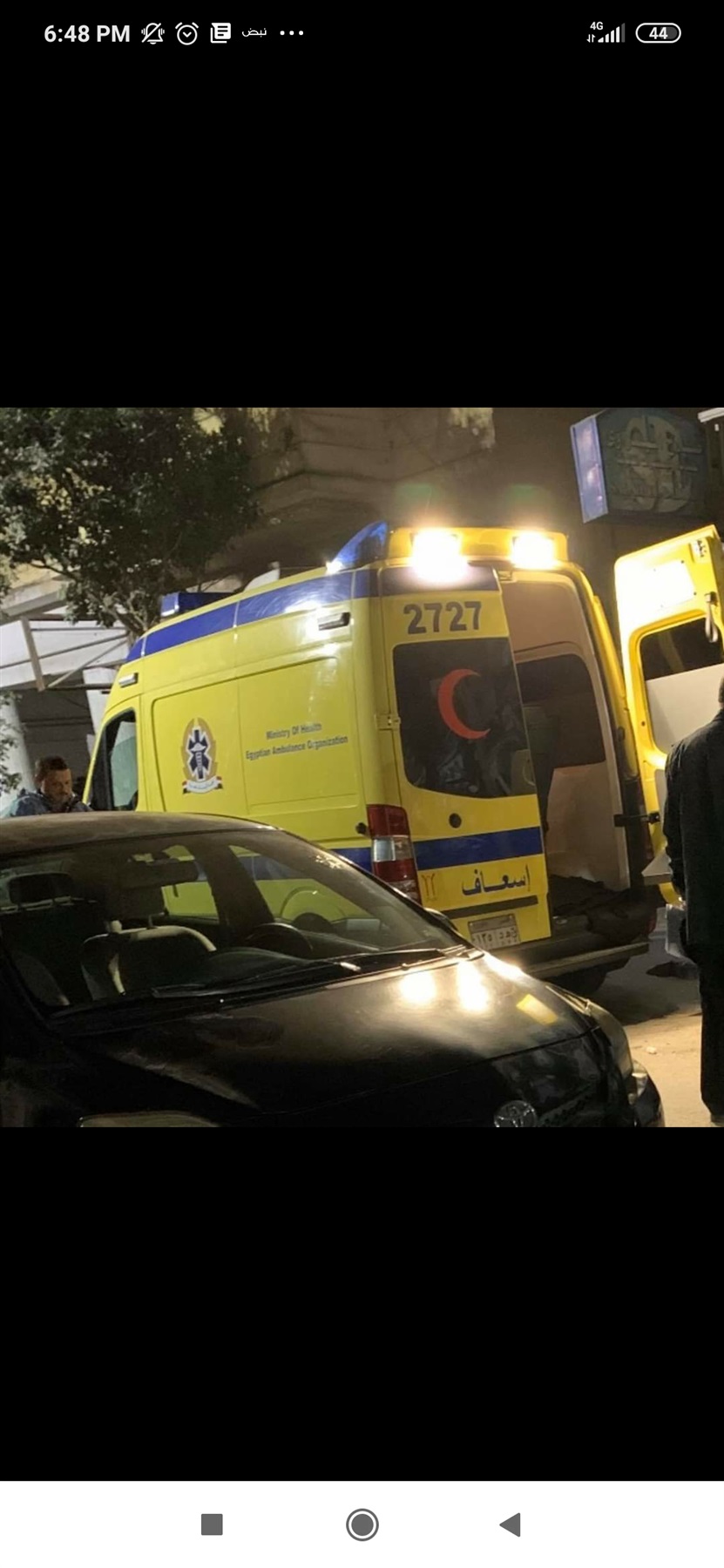 سيارة الإسعاف أمام منزل القتيل