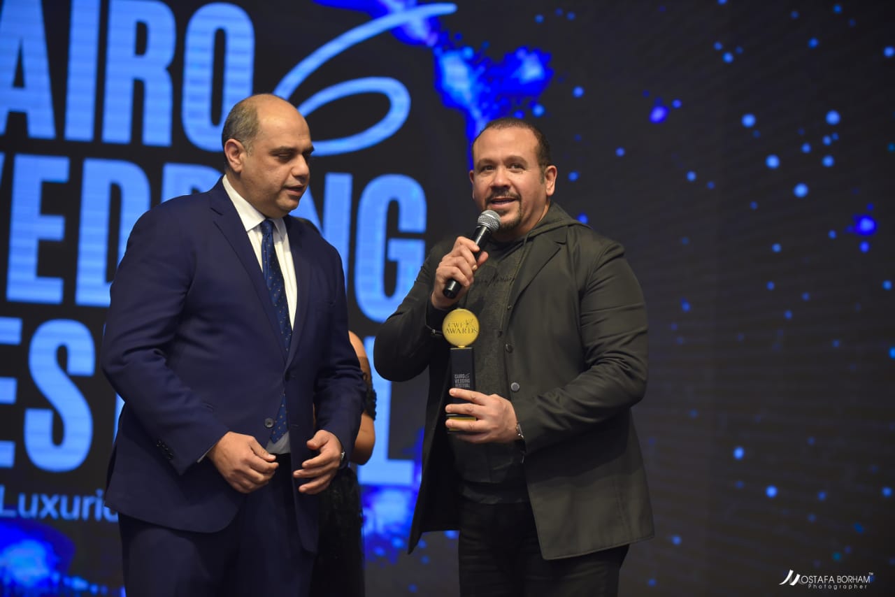 هشام عباس يحصد جائزة أفضل مطرب أفراح