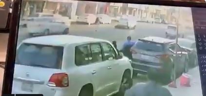لحظة دهس سيارة لـ سيدة في السعودية