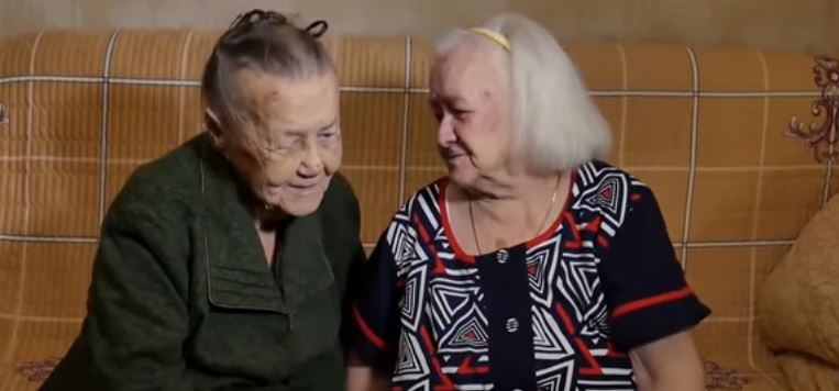 الشرطة الروسية تلمّ شمل شقيقتين بعد 78 عاما .. شاهد