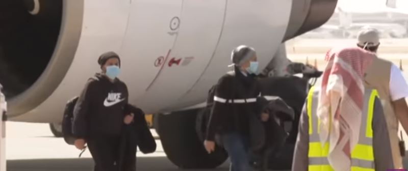 لحظة وصول الطلاب السعوديين القادمين من الصين .. شاهد
