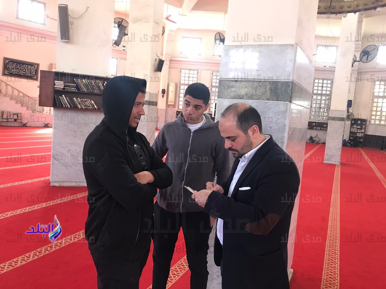 محرر صدى البلد مع اصدقاء المجنى عليه 