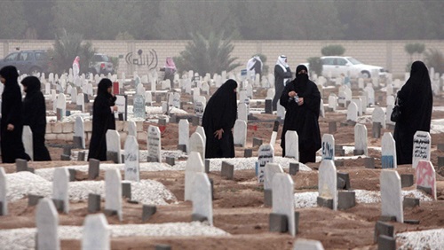 ما حكم اتباع النساء للجنائز.. دار الإفتاء: جائز بهذه الضواب