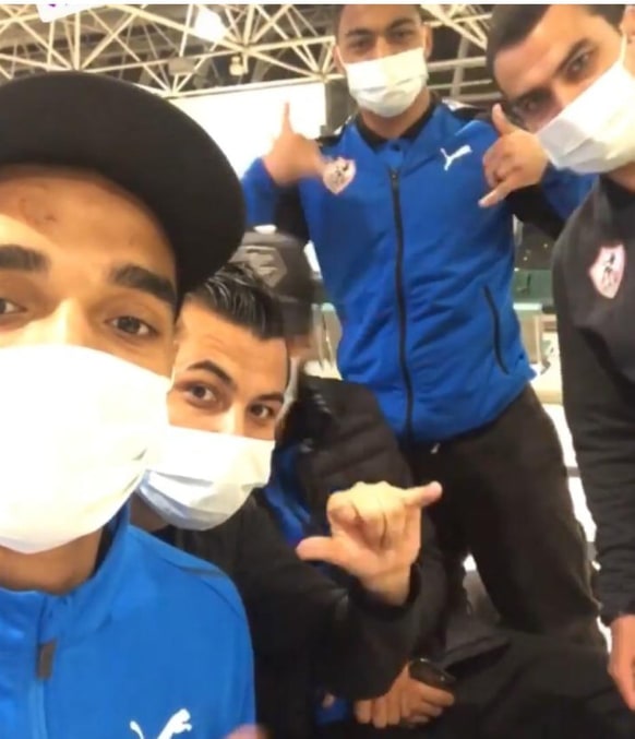 لاعبي الزمالك يرتدون كمامات فى مطار انجولا