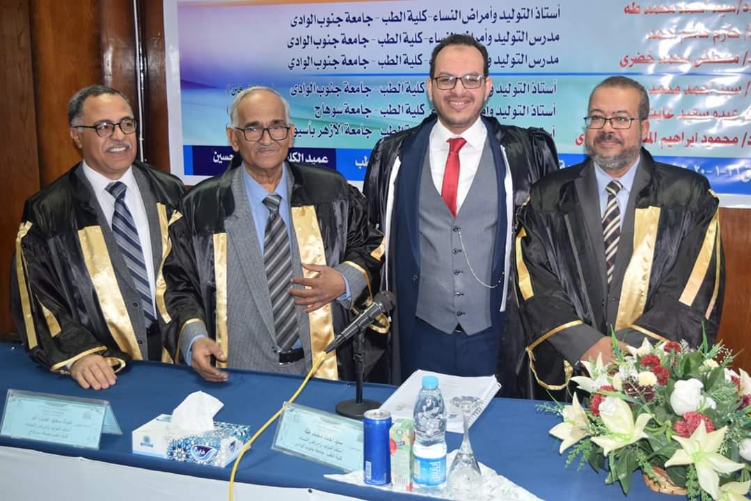 الدكتور احمد دبش يناقش رسالة استئصال الرحم بالمنظار