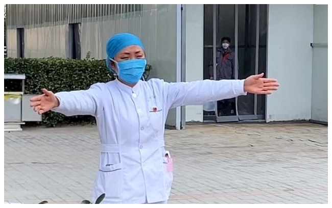 موقف مؤلم.. فيروس كورونا يحرم أمًا من معانقة طفلتها