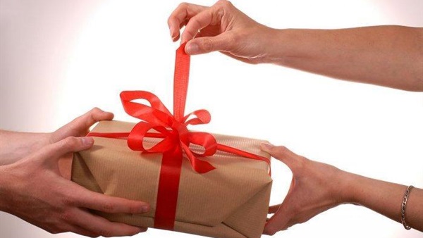أهدت أم قطعة من الذهب قبل موتها لإبنتها فهل هي من الميراث ؟ 