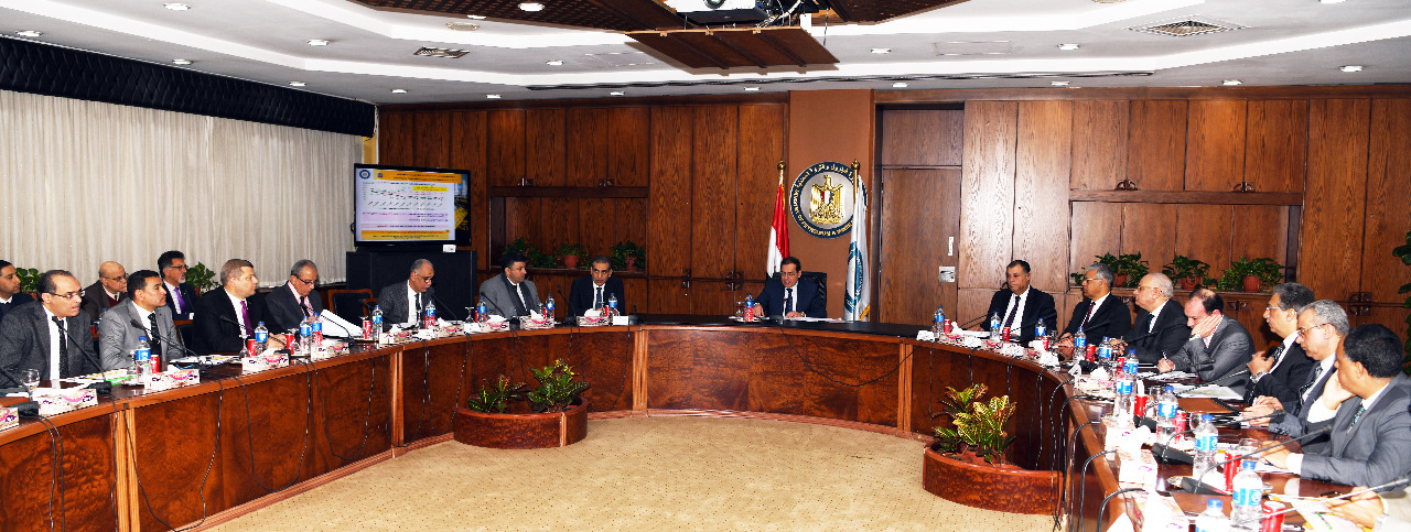 وزير البترول خلال الاجتماع 